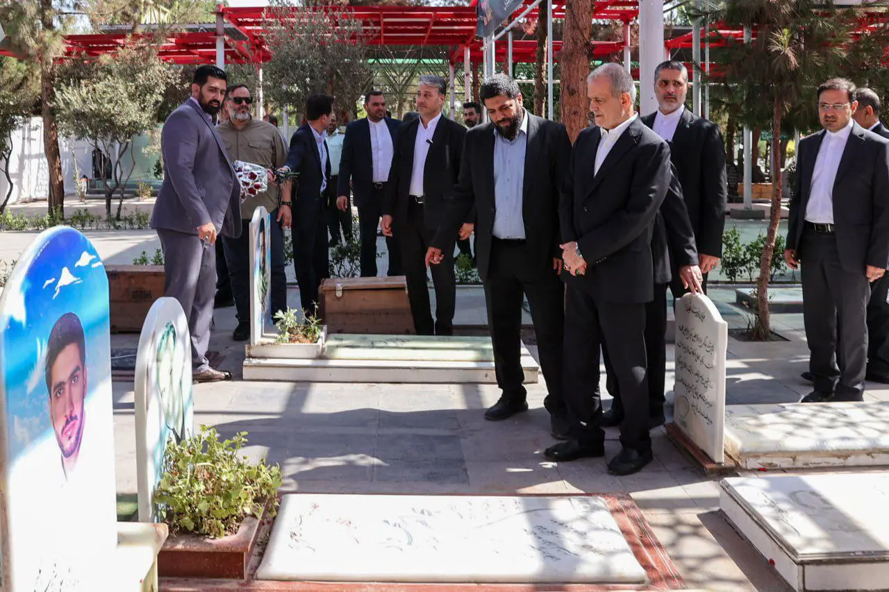 پزشکیان+مزار شهدای حمله اسرائیل به ایران