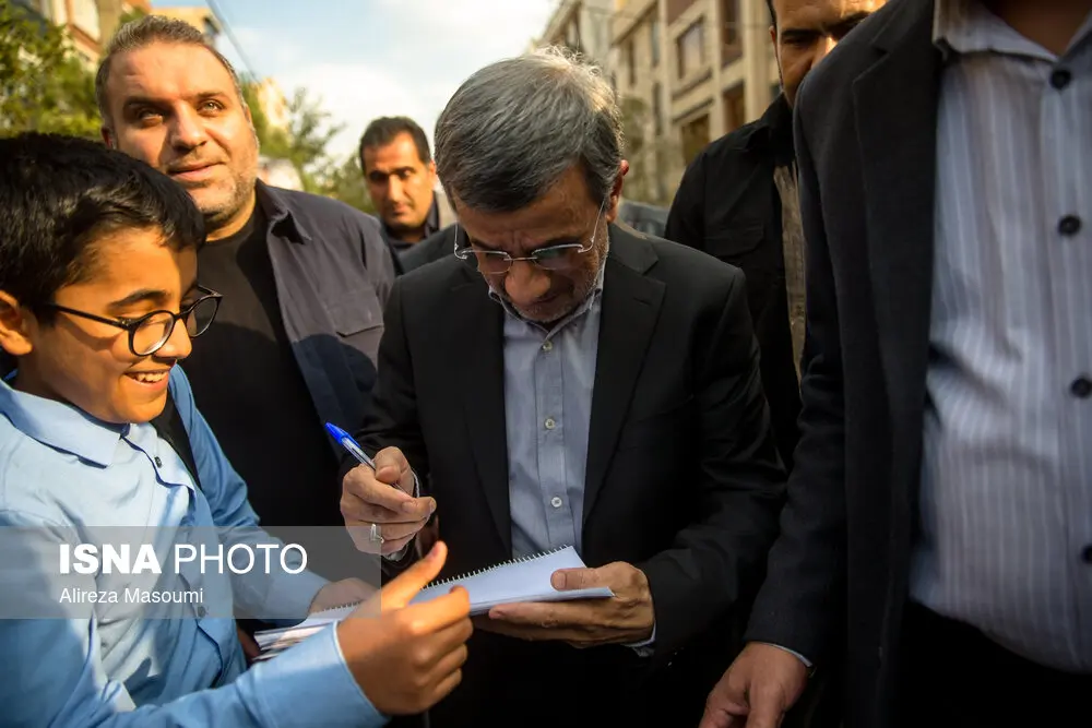 امضا دادن احمدی نژاد