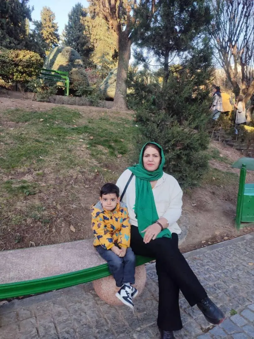زهرا عبادی مددکار زندان اوین و پسرخردسالش مهراد خیری