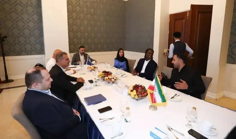 سوفیا مکرمتی در کنار همسرش کلارنس سیدورف در جلسه با مدیران باشگاه استقلال