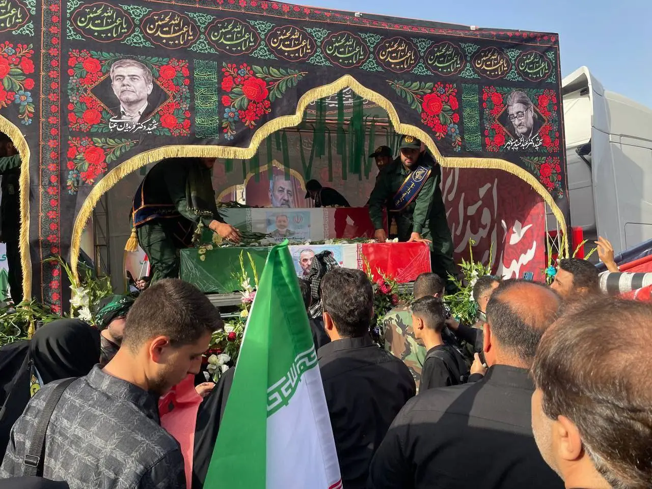 ورود پیکر شهدا به میدان انقلاب
