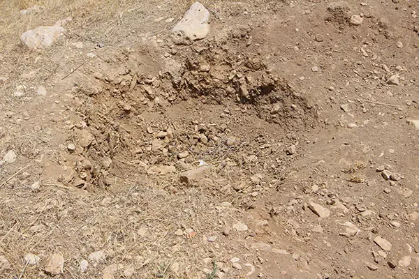 حفاری_غیرمجاز_قاچاقچیان_در_جای_جای_تپه_به_چشم_می_خورد