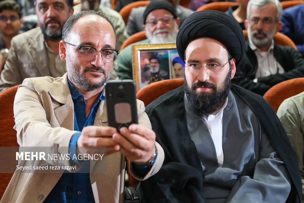 سلفی با علی خمینی