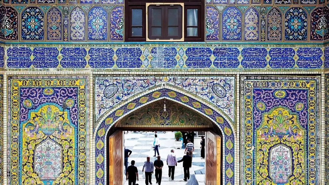 درخواست روزنامه جمهوری از مسئولان برای برخورد با حضور تندروها در حرم امام رضا