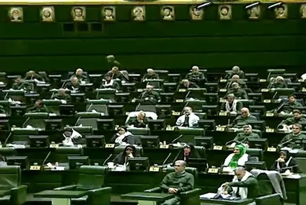 نمایندگان مجلس لباس سپاه بر تن کردند