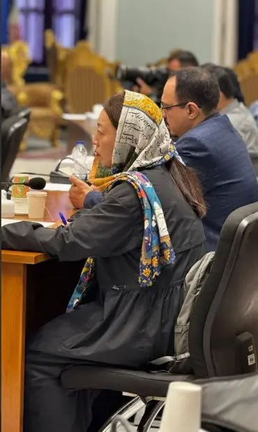 روسری+خبرنگار+فونیکس+چین+با+اشعار+فارسی+مورد+توجه+کاربران+فضای+مجازی+قرار+گرفت