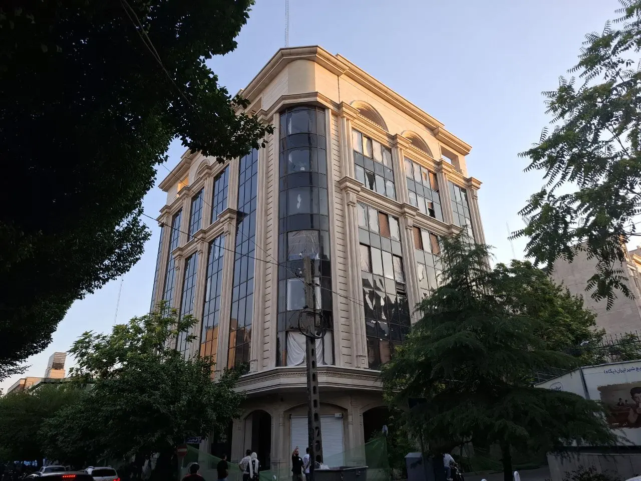 برج بابک زنجانی ساعاتی پس از حمله اسرائیل
