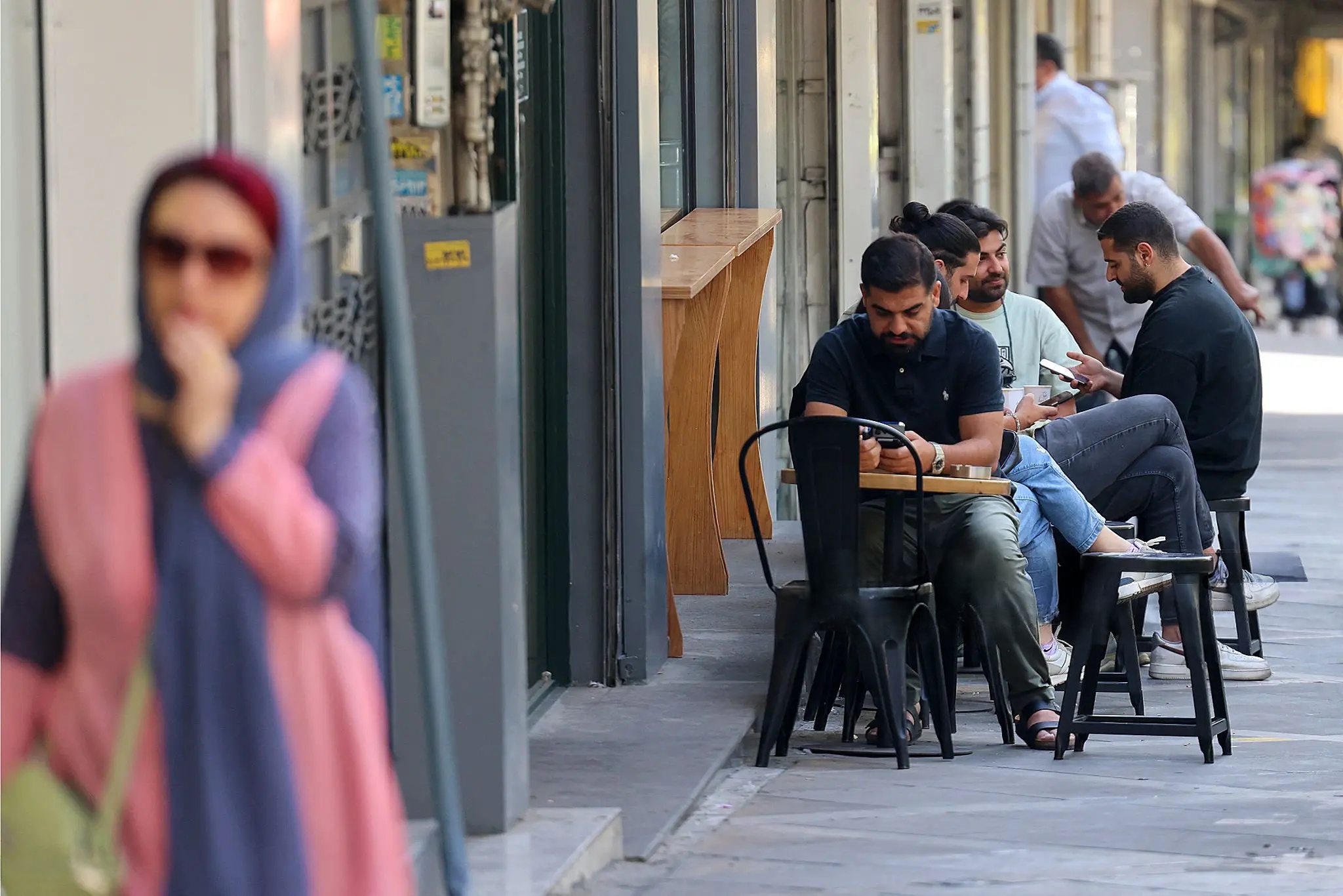 فایننشال‌تایمز: کافه‌های تهران پناهگاهی برای فرار از بحران اقتصادی و اضطراب جنگ شده‌اند
