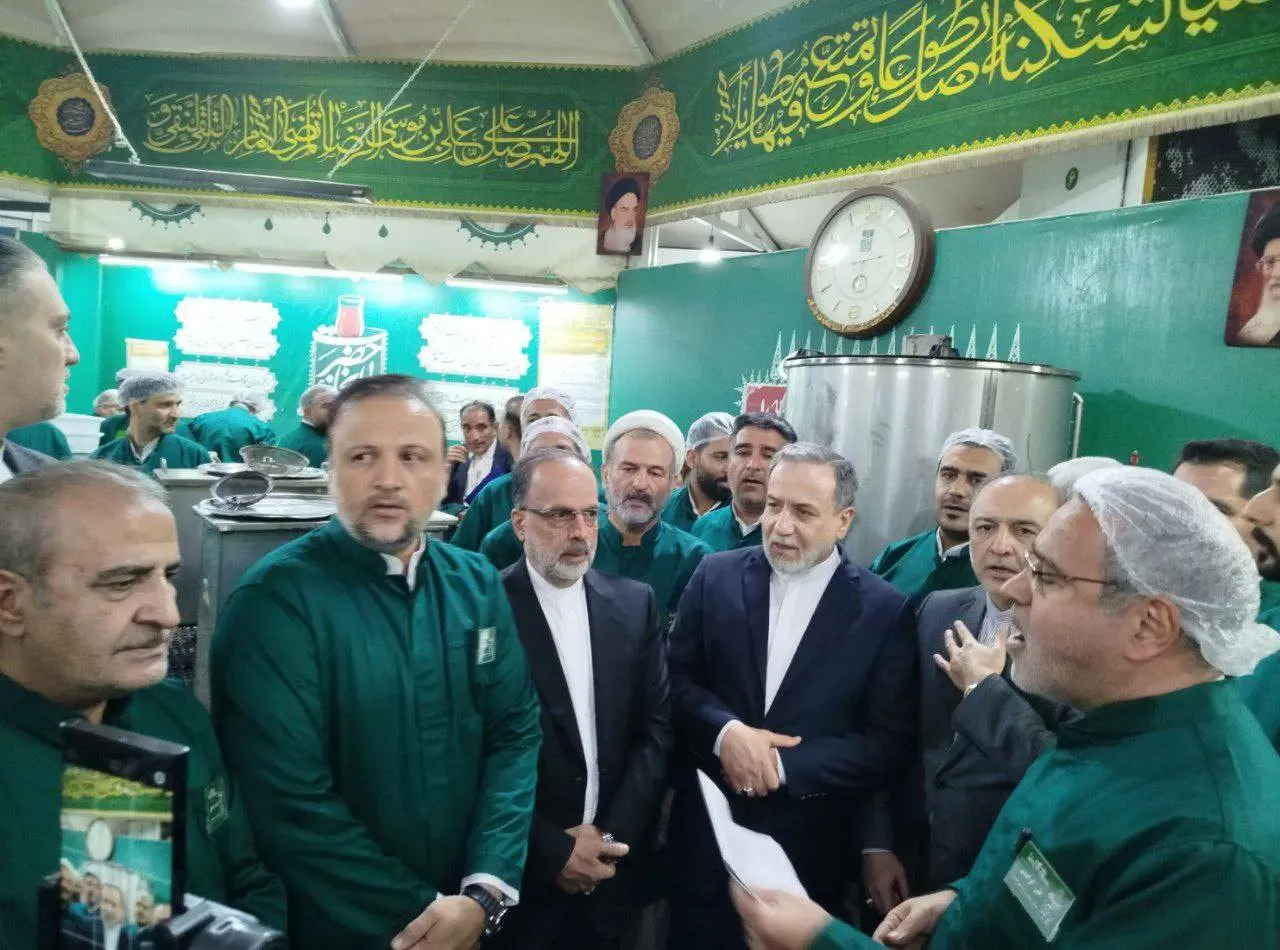 پذیرایی+عراقچی+از+زوار+در+چایخانه+حرم+مطهر+امام+رضا+(ع)+++عکس+(2)