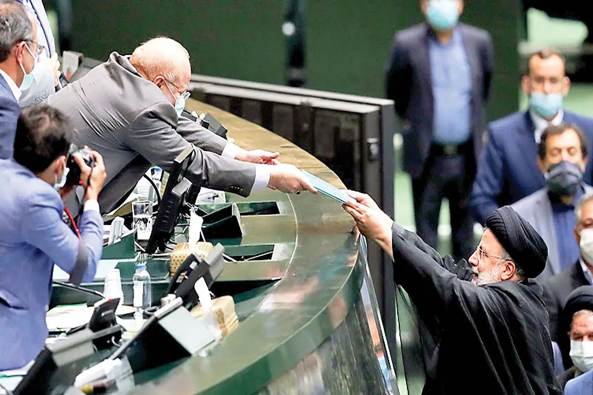 دولت برای جبران کسری بودجه امسال، از شرکت‌های دولتی و بانک‌ها پول گرفت اما باز هم مشکل حل نشد

