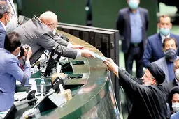 دولت برای جبران کسری بودجه امسال، از شرکت‌های دولتی و بانک‌ها پول گرفت اما باز هم مشکل حل نشد


