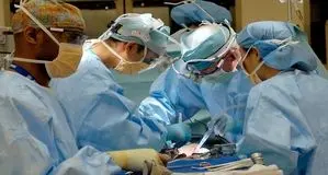 فوت زن جوان هنگام عمل جراحی بینی/ یک سلبریتی برای تبلیغ کلینیک زیبایی دستمزد ۹ میلیاردی گرفته بود 