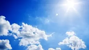 لحظه ورود یک چترباز به داخل ابر بارانی+ ویدئو