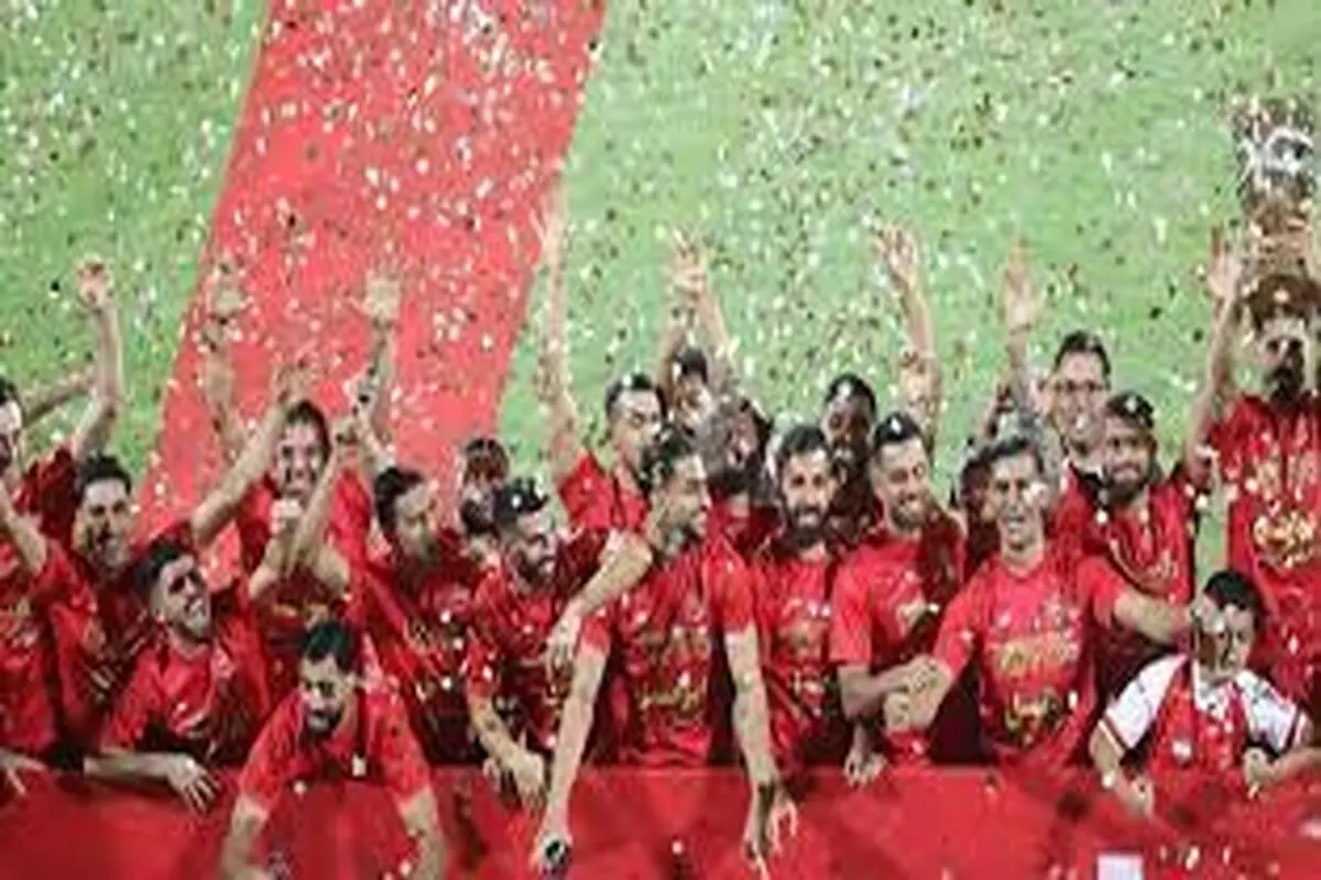  لحظه بالا بردن جام قهرمانی سوپرجام توسط کاپیتان پرسپولیس​
