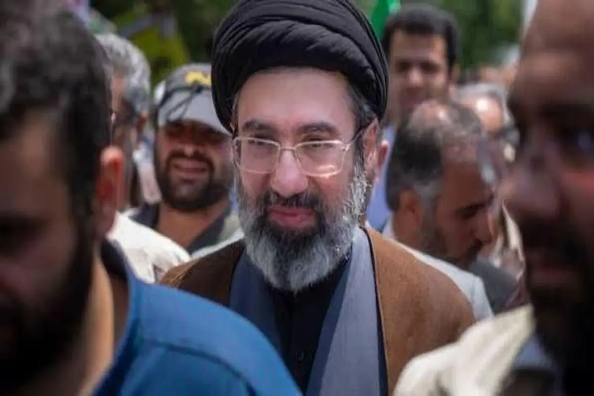 آیت‌الله سیدمجتبی خامنه‌ای به همراه دخترش در یک راهپیمایی + عکس