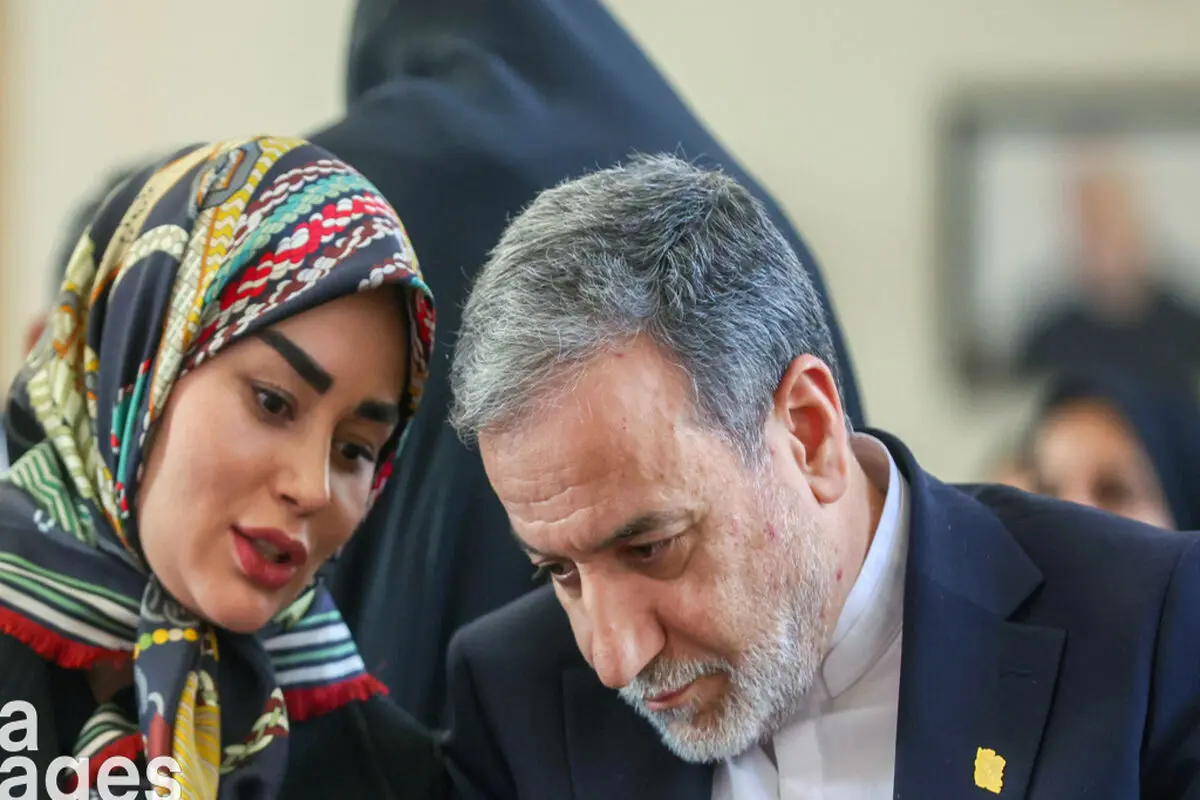 تصویر عراقچی و همسرش روی جلد یک روزنامه + عکس 