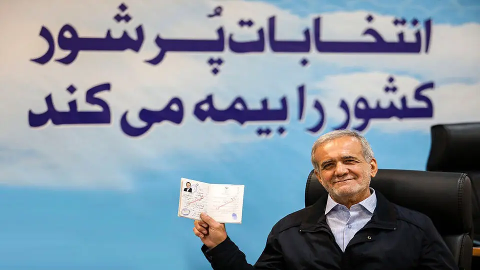 حضور پزشکیان در صحنه انتخابات، گشودن دریچه‌ای در روزگار مرگ سیاست در ایران است/ عکس