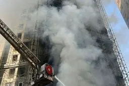 جزئیات کامل از آتش سوزی یک برج نیمه کاره در بزرکراه همدانی/ بیش از ۳۰ نفر نجات یافتند