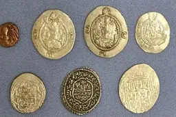 کشف  ۳۷ سکه ساسانی در اسدآباد + عکس