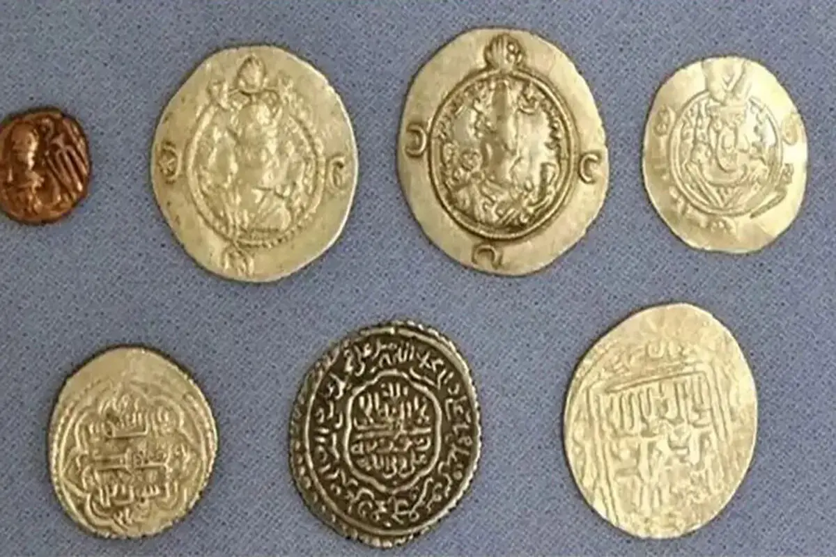 کشف  ۳۷ سکه ساسانی در اسدآباد + عکس