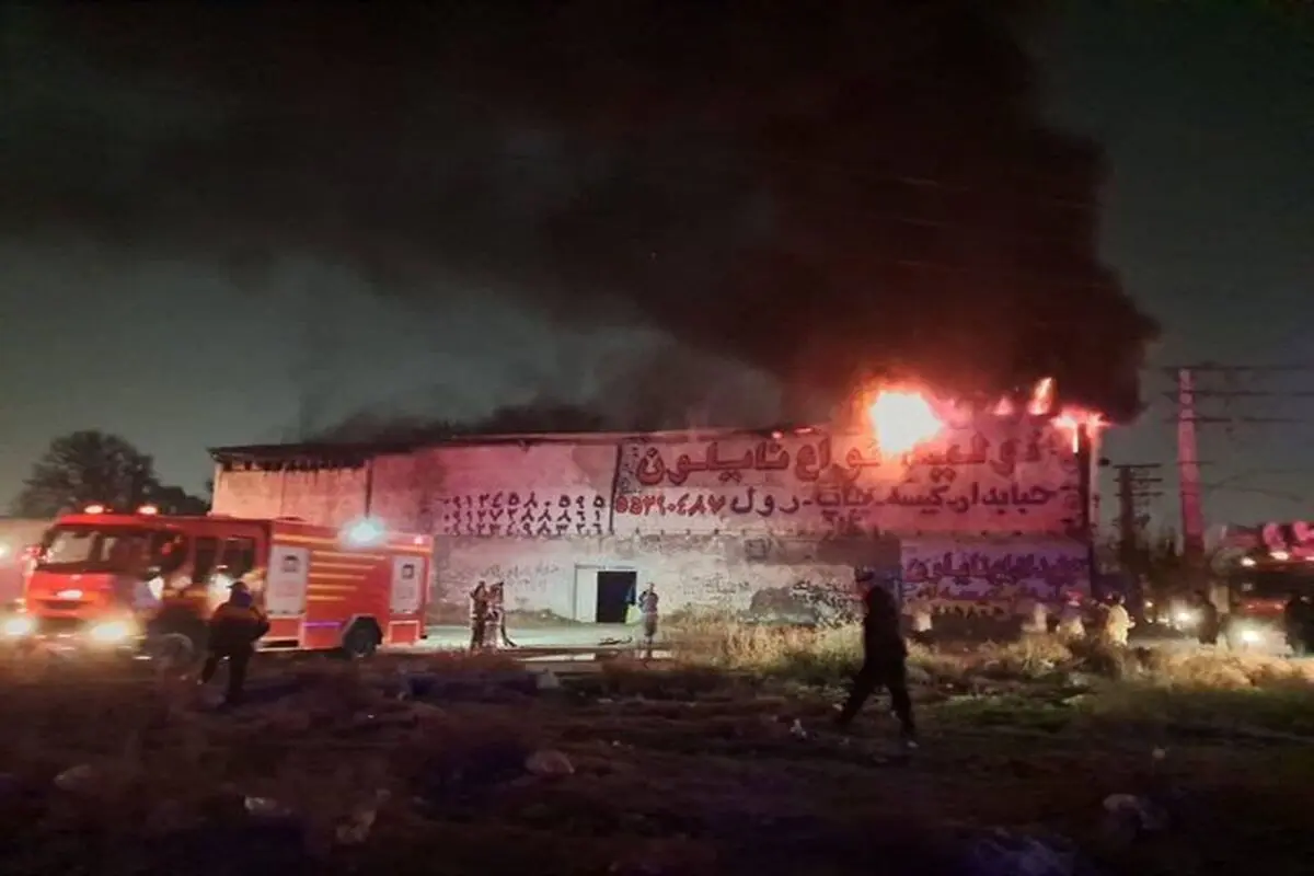مهار آتش‌سوزی گسترده در کارگاه تولید پلاستیک در جاده ساوه

