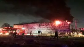 مهار آتش‌سوزی گسترده در کارگاه تولید پلاستیک در جاده ساوه

