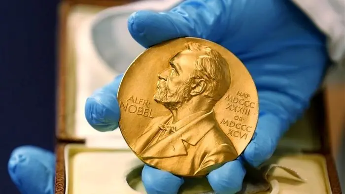 اعتبار معنوی جایزه‌ی صلح نوبل را از شیرین عبادی پس بگیرید!