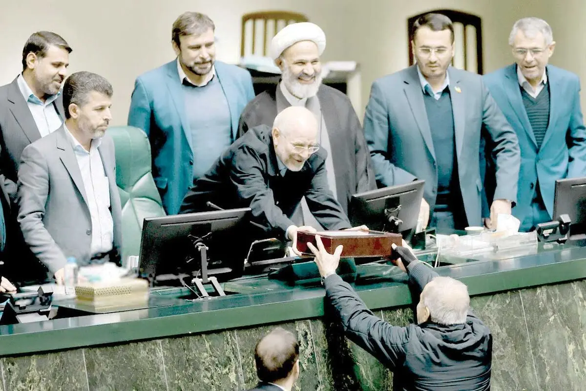 دولت در چاله بدهی
