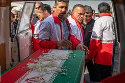 تصاویری دردناک از ناراحتی خانواده خلبانان شهید در سانحه هوایی اشترانکوه + عکس