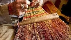تصاویر دیدنی از جاروبافی در روستای ملاحسن