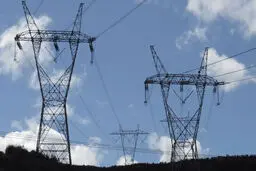 پودر شدن یک جوان به خاطر دست زدن به برق فشار قوی/ ویدئو

