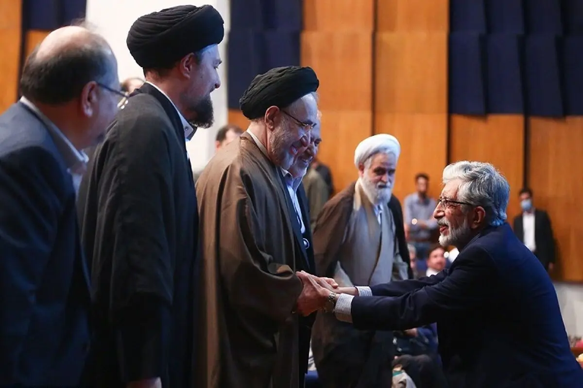  دست دادن خاتمی و حدادعادل در مراسم سالگرد دعائی / عکس