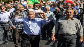 نمازگزار تهرانی گوش ترامپ را کشید! + عکس