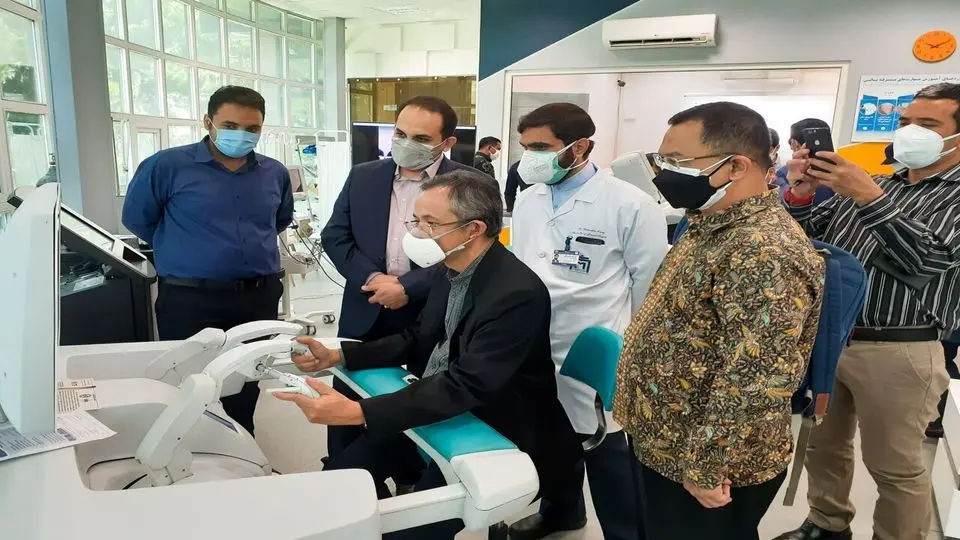 ایران واندونیسیا تتفقان على انشاء مرکز الجراحة الروبوتیة عن بعد