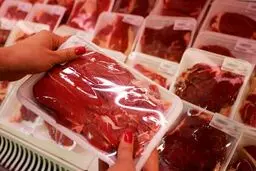 قیمت گوشت از میادین تا فروشگاه‌ها / گوشت بسته‌بندی همچنان گران‌تر عرضه می‌شود