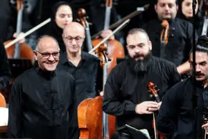 ارکستر سمفونیک کنسرت اکتبر ۱۹۰۴ را اجرا می‌کند