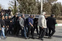 گریه‌های حسن پورشیرازی و مصطفی زمانی در مراسم تشییع همایون ارشادی + عکس