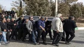 گریه‌های حسن پورشیرازی و مصطفی زمانی در مراسم تشییع همایون ارشادی + عکس