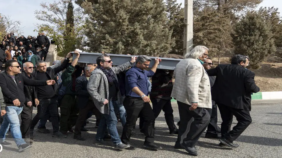 گریه‌های حسن پورشیرازی و مصطفی زمانی در مراسم تشییع همایون ارشادی + عکس