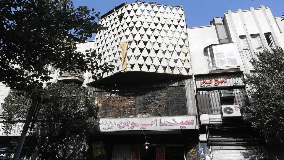 آتش‌سوزی سینما متروکه در لاله‌زار تهران