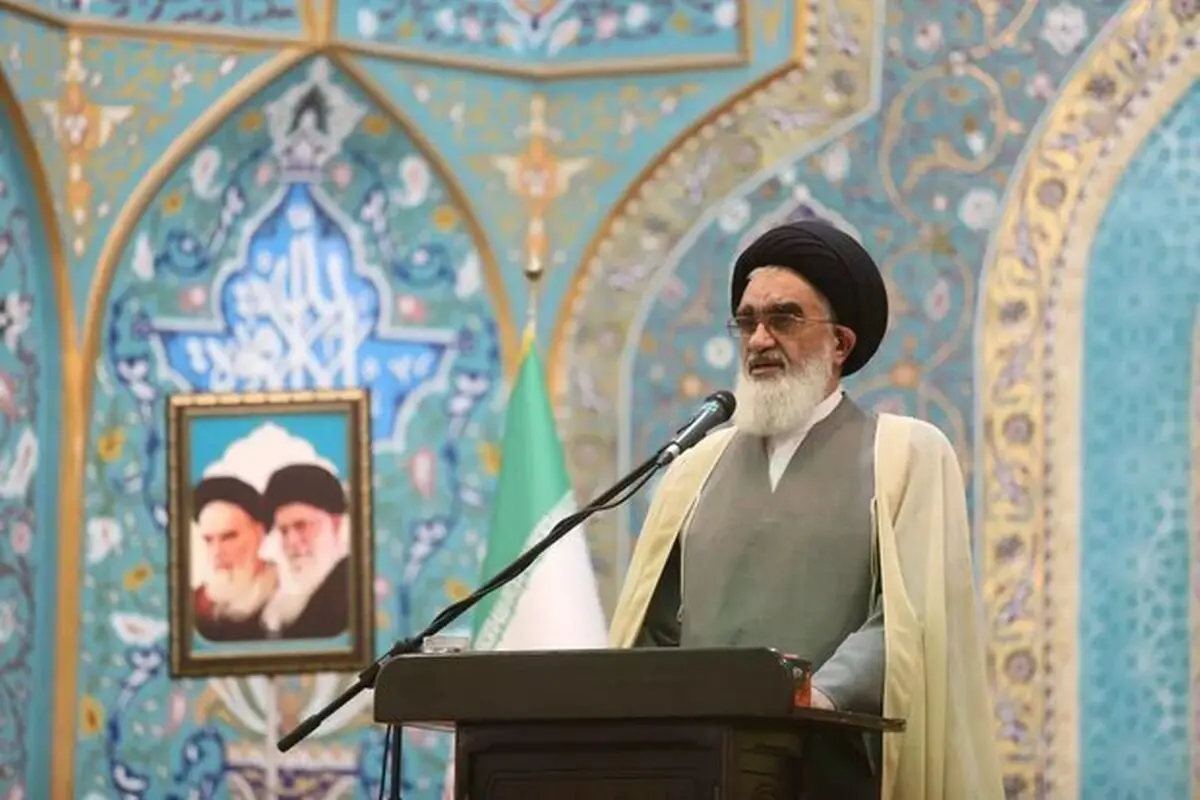 امام جمعه قم: رئیسی به همه دنیا در قول و عمل این پیام را می‌دهد که بدون تکیه به آمریکا می‌توان مستقل بود