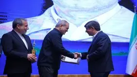 پزشکیان نشان صادرکننده ممتاز ملی را به مدیرعامل فولاد مبارکه اعطا کرد