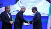 پزشکیان نشان صادرکننده ممتاز ملی را به مدیرعامل فولاد مبارکه اعطا کرد