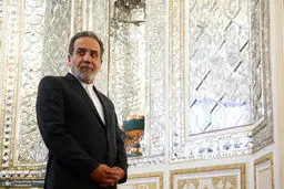 عراقجی یلتقی وزیر خارجیة الجزائر
