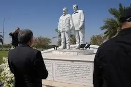 وزیر امور خارجه وارد عراق شد/ ادای احترام عراقچی به مقام شهیدان حاج قاسم سلیمانی و ابومهدی المهندس + عکس