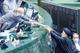 الرئیس الایرانی یقدم للبرلمان مشروع الموازنة العامة للسنة المالیة الجدیدة