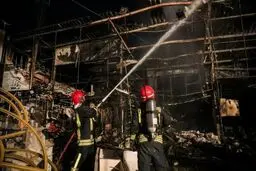 آتش‌سوزی مجتمع تجاری خلیج فارس قشم/ ۱۲ شهروند محبوس نجات یافتند