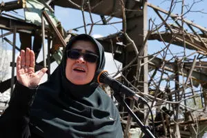 ژست‌های خانم سخنگو بر ویرانی‌های دانشگاه شهید بهشتی + عکس