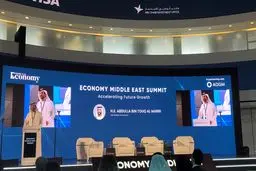 وزیر الاقتصاد الاماراتی: لدینا علاقات تجاریة عالیة مع طهران ونرحب بالاستثمار فی إیران