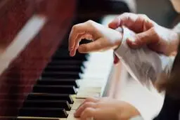 آیا نواختن پیانو می‌تواند به درمان افسردگی کمک کند؟ (بررسی علمی + تجربه کاربران)
